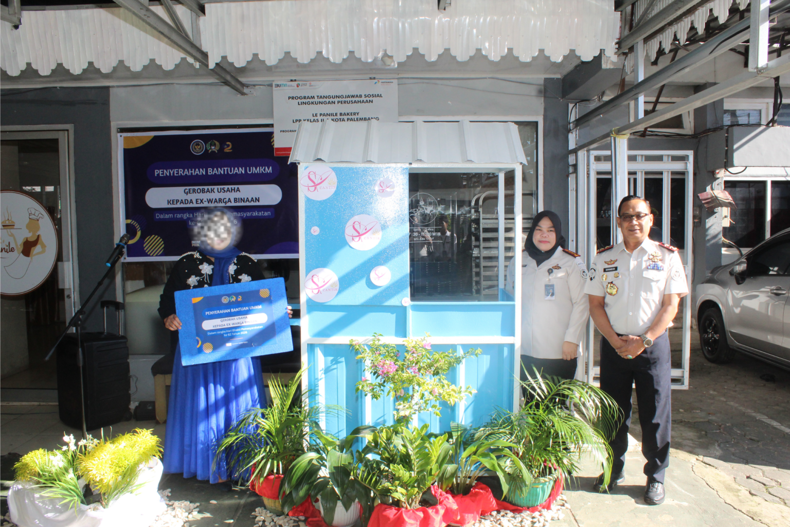 Kakanwil Ditjenpas Sumsel Serahkan Bantuan Gerobak UMKM untuk Eks Warga Binaan Lapas Perempuan Kelas IIA Palembang